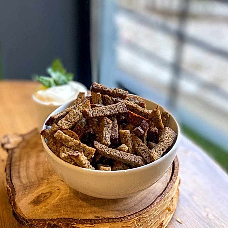 Сухарики бездрожжевые с чесноком и базиликом