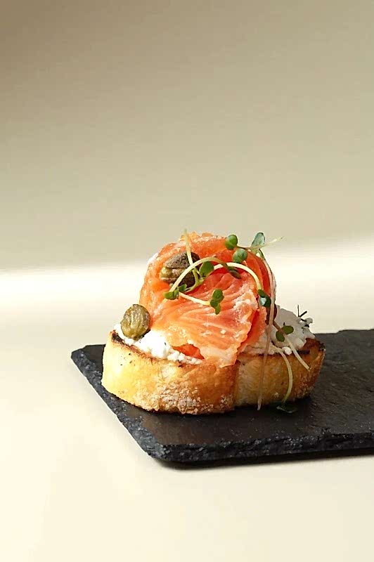 Кростини с форелью и рикоттой 40 гр