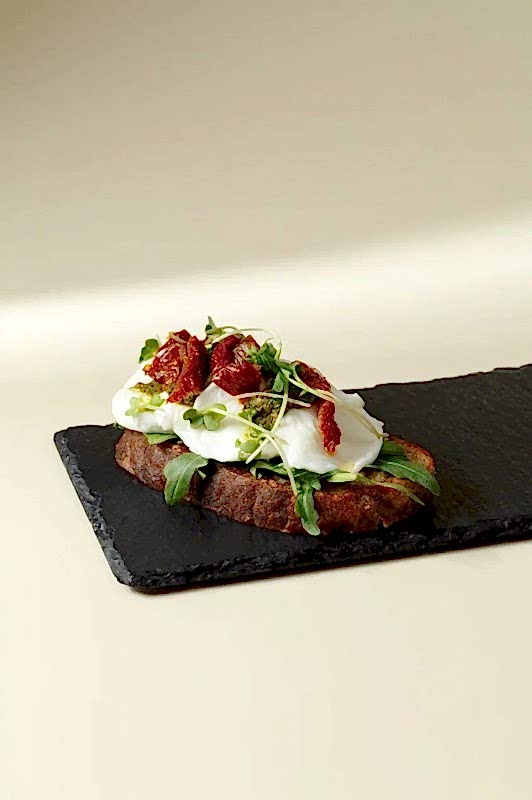 Брускетта с моцареллой и вялеными томатами 110 гр