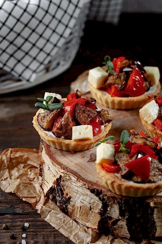 Корзинка с запеченными овощами и сливочным сыром 85 гр