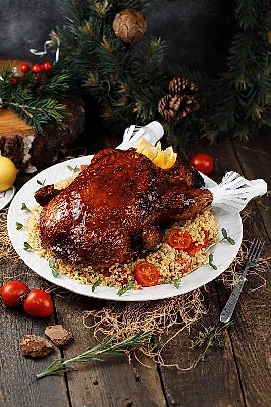 Индейка запеченная с яблоками и черносливом