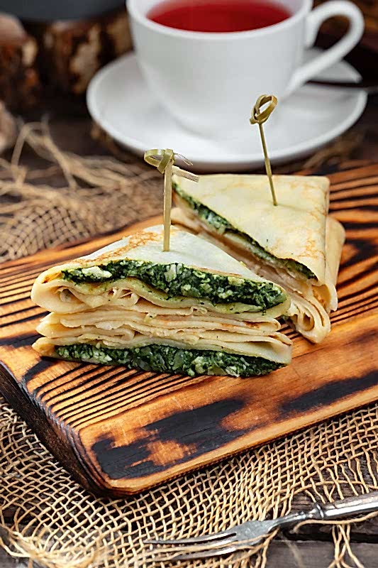 Блинчик со шпинатом, сливочным сыром и курицей, 110 гр