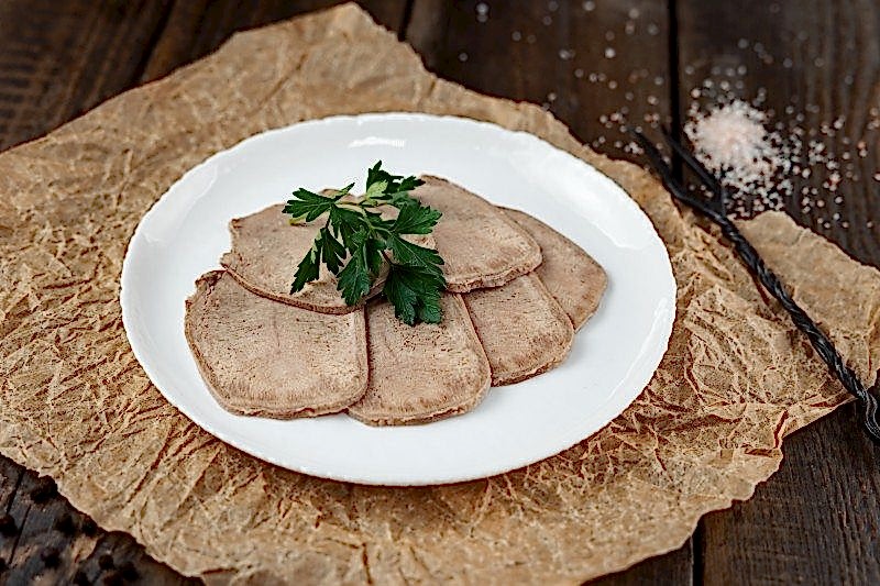 Язык говяжий вареный