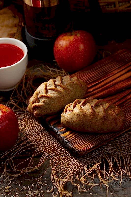 Пирожок Постный Ржаной с яблоком и корицей, 90 гр