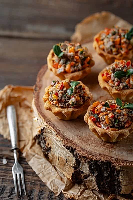 Тарталетка с салатом из телятины и соусом тар-тар 30 гр