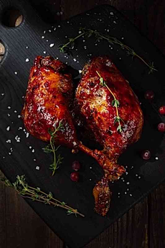 Готовые утиные ножки конфи с брусничным соусом