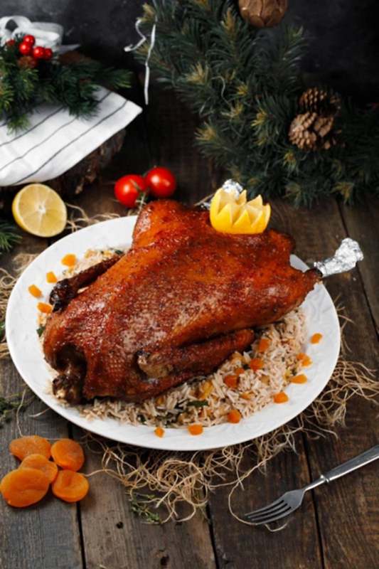 Гусь запеченный с яблоками и черносливом