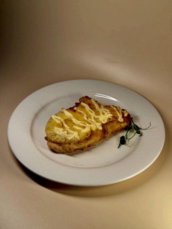 Шницель из куриной грудки с ананасом и сыром готовый