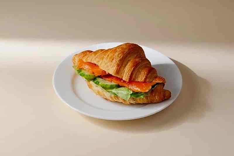 Круассан с форелью и рикоттой, 140 гр