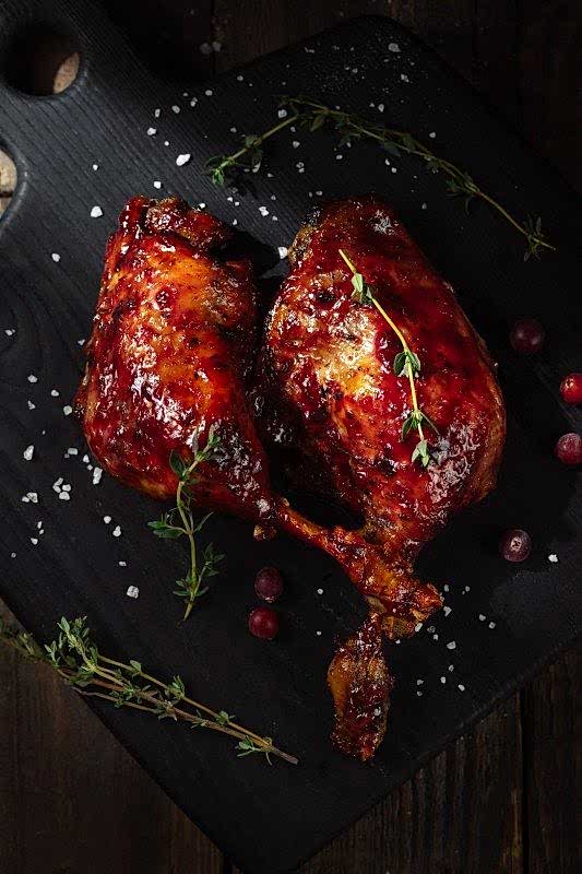 Утиные ножки конфи с брусничным соусом п/ф