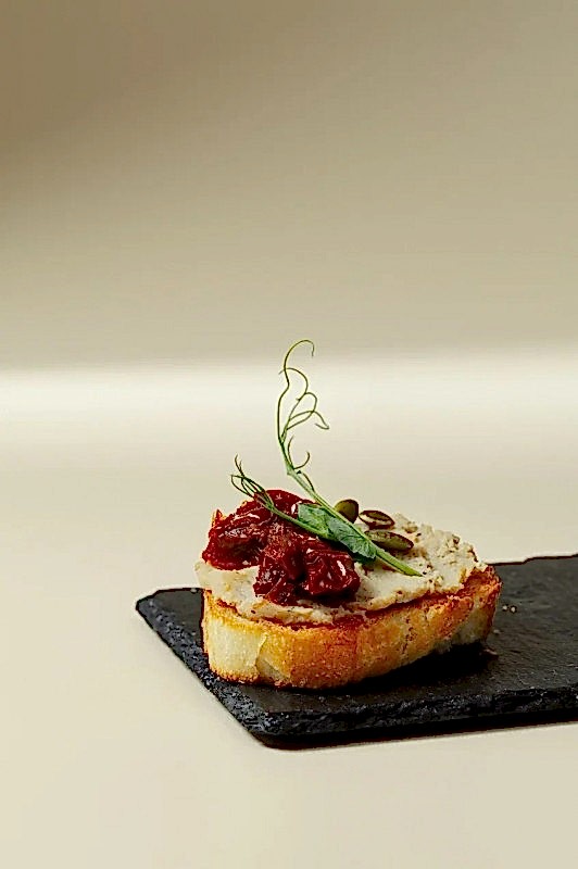 Кростини с паштетом из птицы и вялеными томатами 35 гр